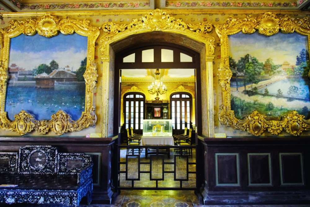 À l'intérieur du palais An Dinh à Hué